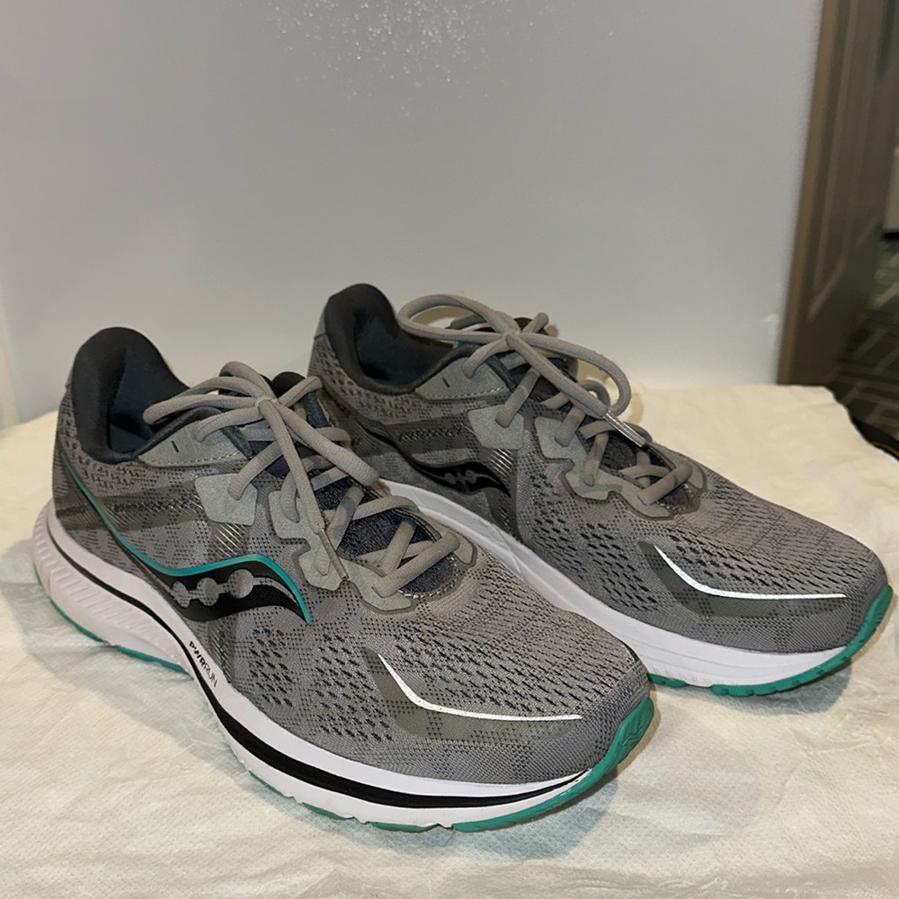 Gently Worn Saucony Women’s Omni 20 Power Run Running Shoe- 11.5 Wide